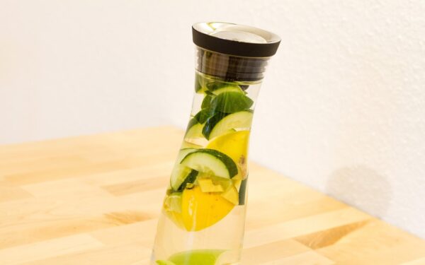 Agua con pepino y limón: hidratación natural, refrescante y baja en calorías